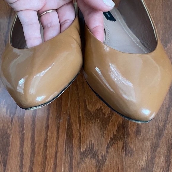 Marc Jacobs Tan Patent Leather Elastic Back Flats, size 38 - Picture 4 of 11